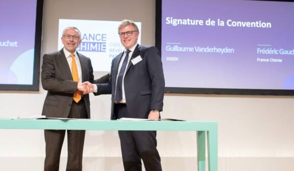 Signature d’une convention de partenariat entre la Douane et France Chimie